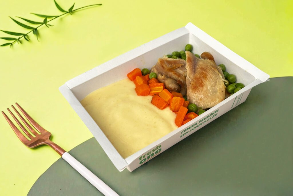 marmita de sobre coxa com pure de batata